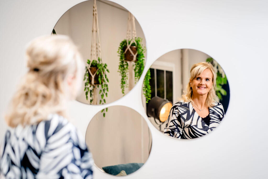 Ronde bronzen spiegels aan de muur geplakt